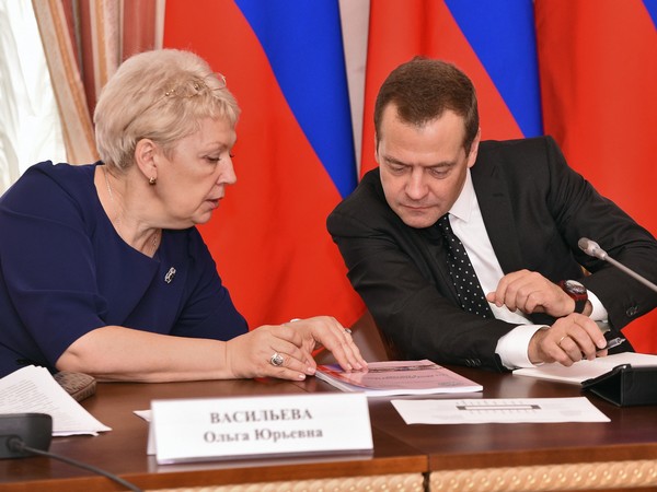 Министр образования Ольга Васильева и премьер-министр Дмитрий Медведев//Александр Миридонов/Коммерсантъ